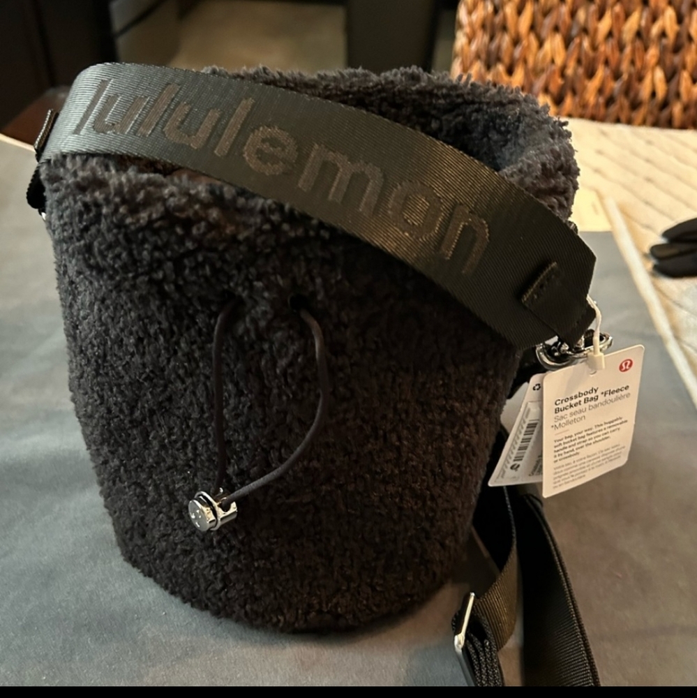 NWT Lululemon bucket crossbody bag "fleece"